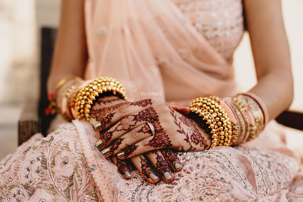 Photo of Bridal hands with mehendi minimal