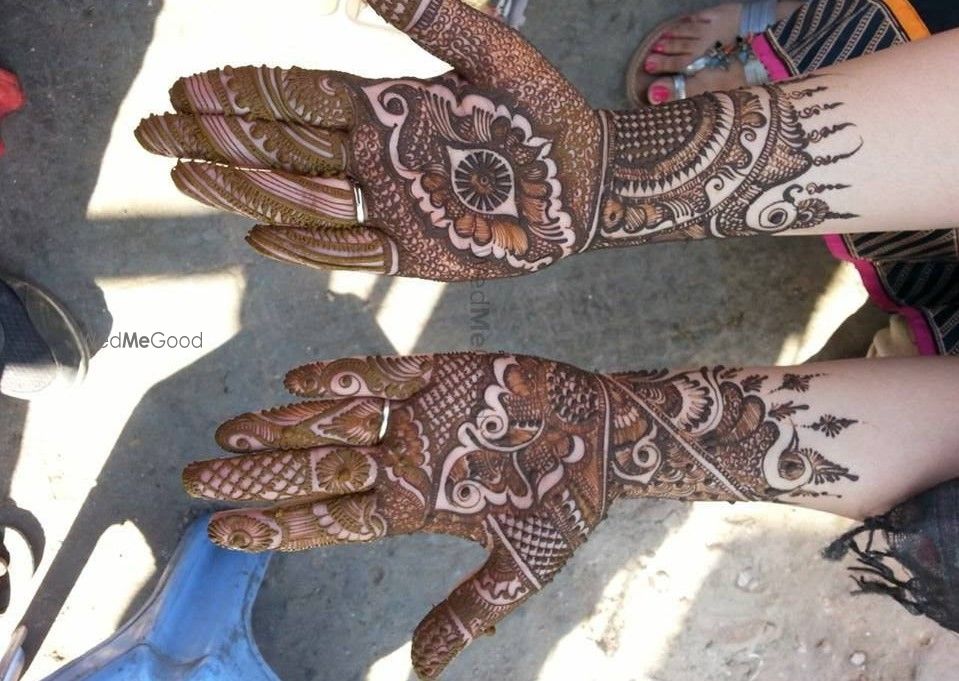 Khushi Shah Bridal Mehendi Artist