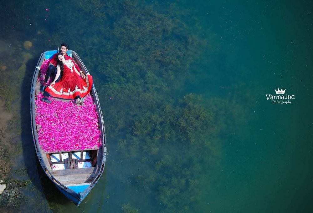 Photo of pre wedding in a boat
