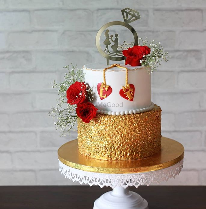 Photo of Pretty red and golden cake for wedding