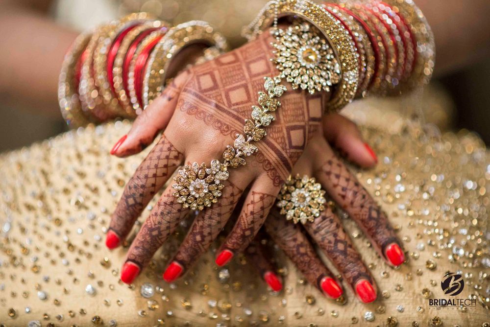 Photo of Bridal hands with mehendi and haathphool