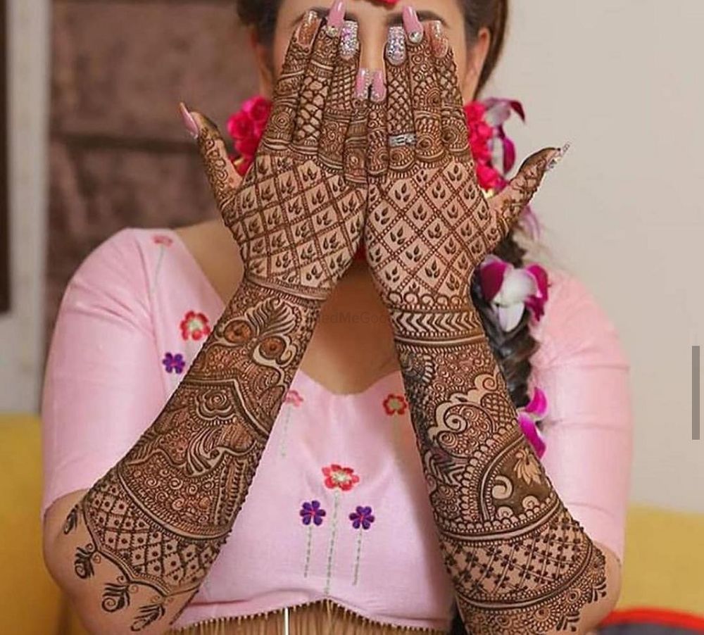 Photo of Pretty intricate mehendi design forthe wedding day