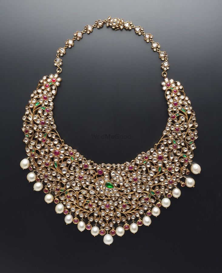 Photo of bridal necklace with pearls