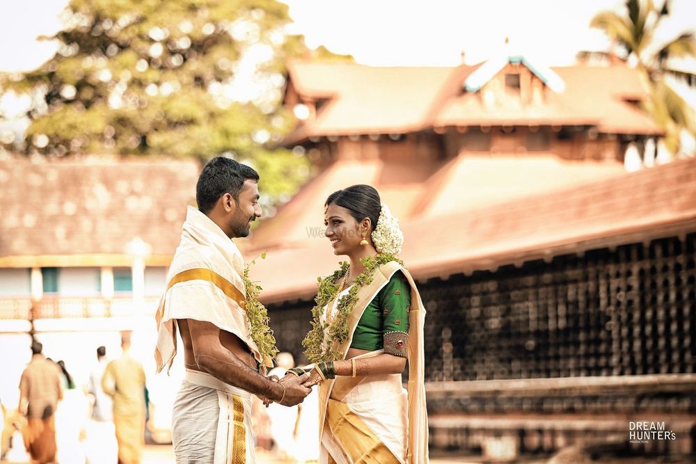 Dark Green Wedding Photoshoot & Poses Photo south indian bride