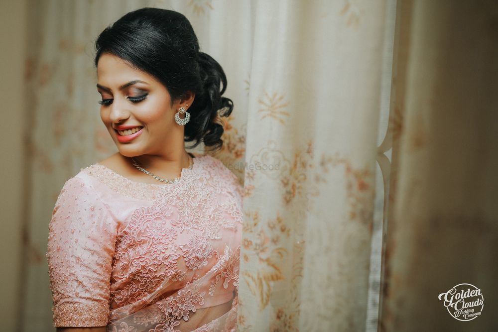 Light Pink Wedding Photoshoot & Poses Photo Bridal portrait