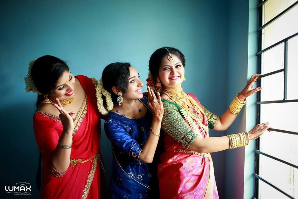Photo of A south Indian bride laughing with her bridesmaids