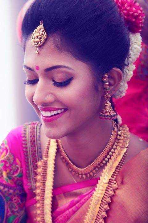 Photo By Roshni Safir - Bridal Makeup