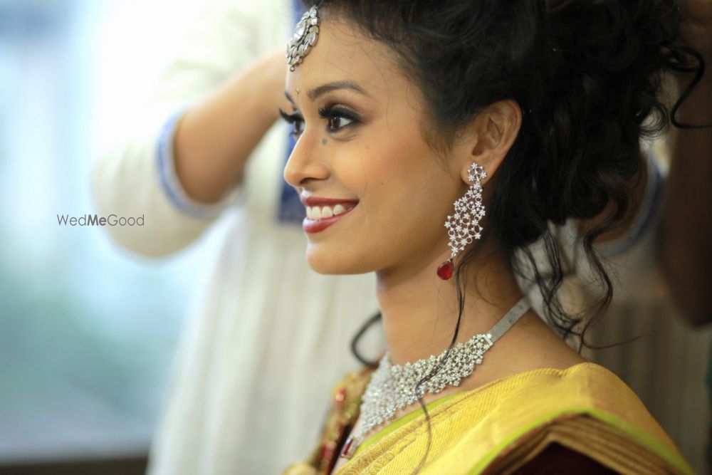 Photo By Roshni Safir - Bridal Makeup