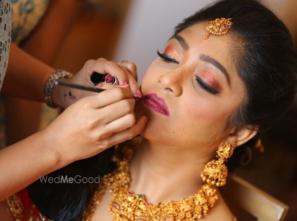 Photo By Roshni Safir - Bridal Makeup