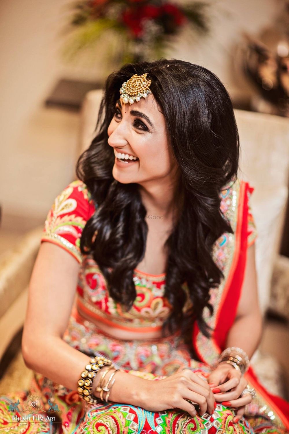 Photo of Simple mehendi look with long hairstyle
