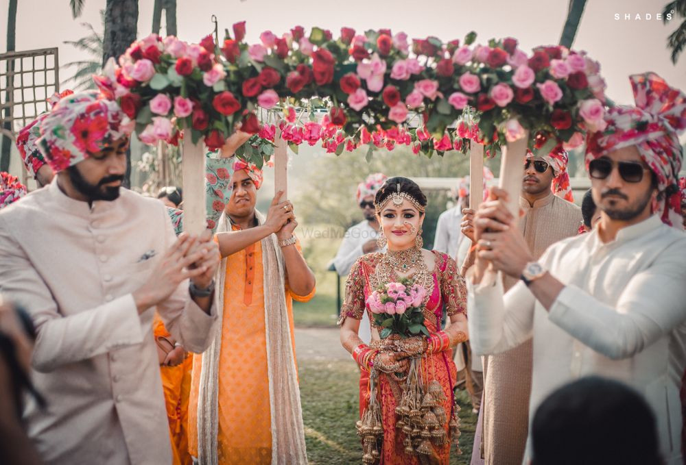 Photo of Bride holding bouquet entering under chadar