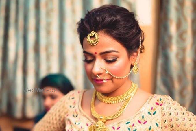 Photo of Dainty Nath with chain for bride