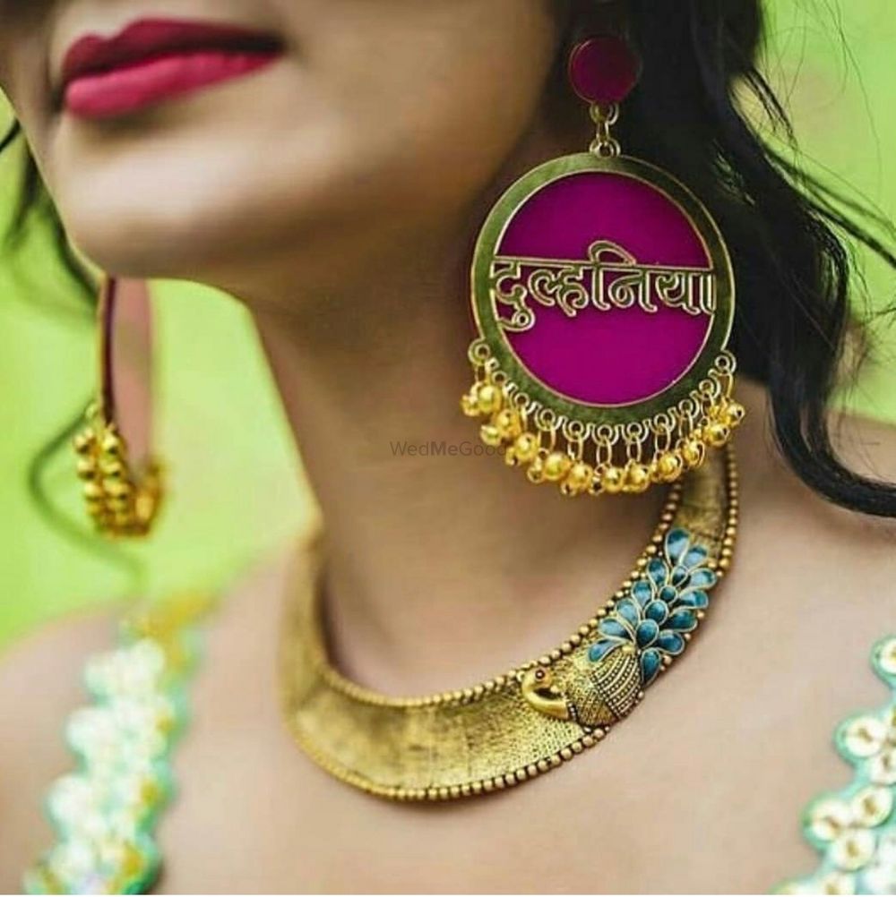 Photo of A bride flaunts her quirky dulhaniya earrings on her mehndi
