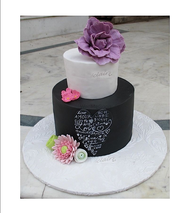 Photo of black and white wedding cake