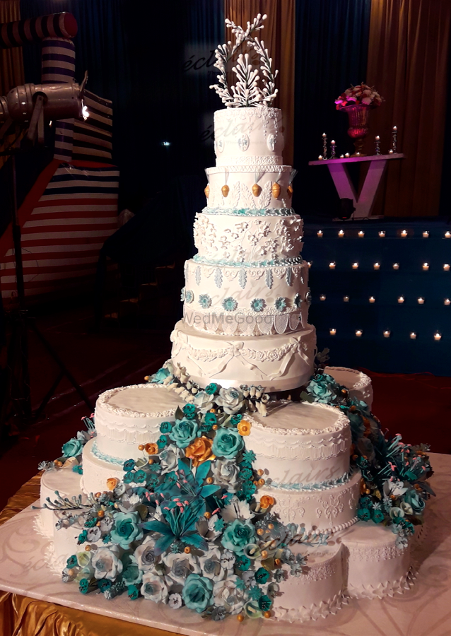 Photo of Giant wedding cake with 10 tiers