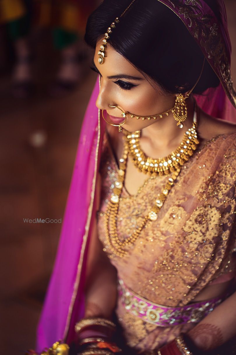 Photo of Simple bridal jewellery with Nath and maangtikka