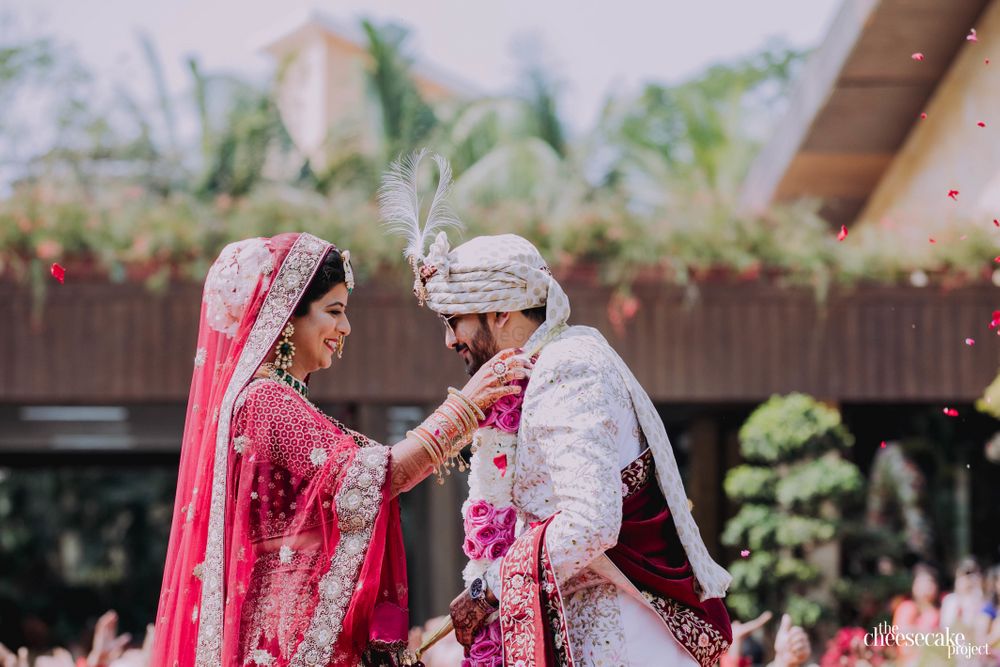 Photo of Bride and groom exchanging jaimalas.
