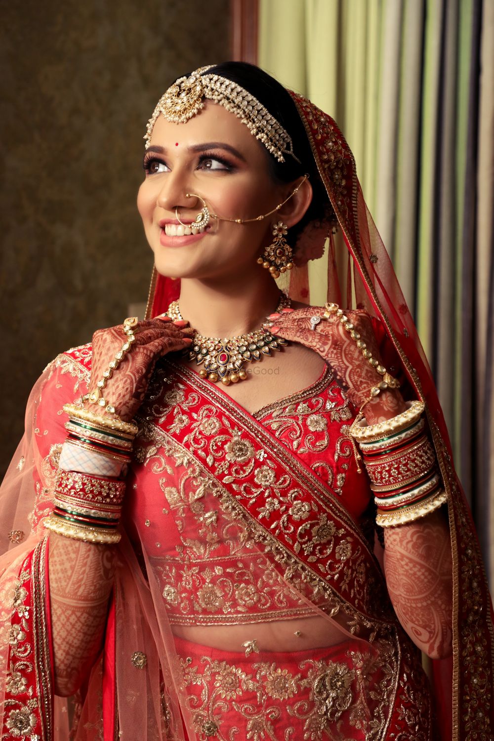 Photo of A soft & subtle bridal look with light bridal gold jewellery.