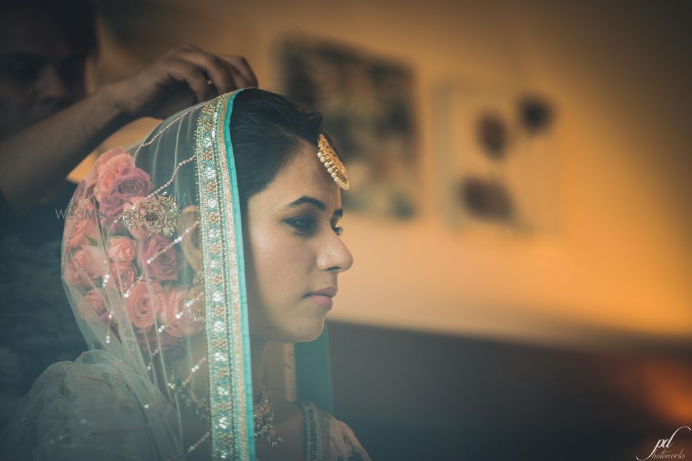 Photo of Peach roses in brides hair