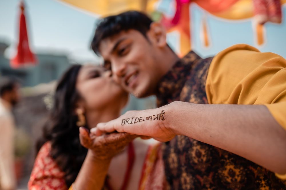 Photo of bride with her brother who has mehendi put