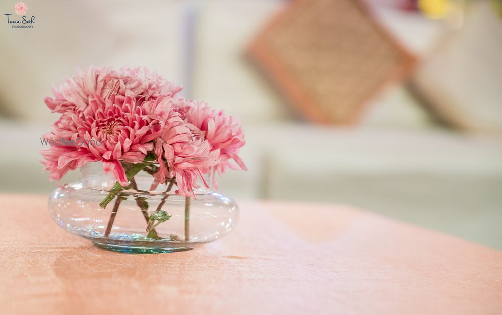 Photo of Simple centerpiece with light pink flowers in vase