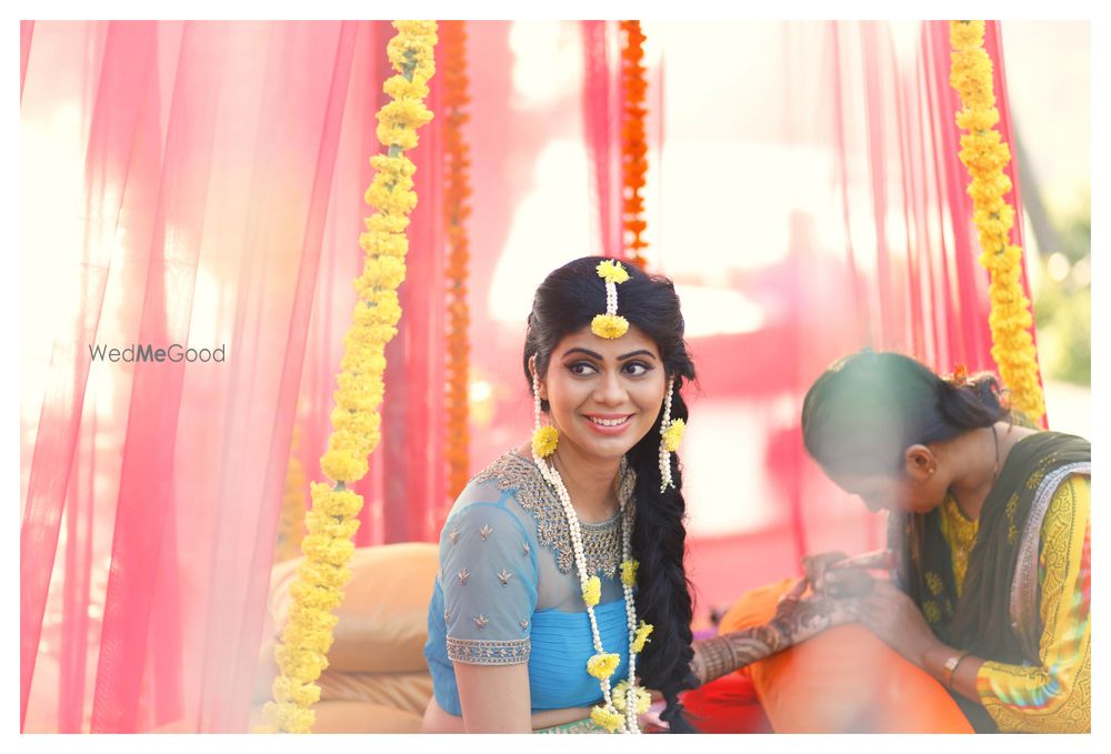 Photo of Bridal portrait on mehendi with floral jewellery