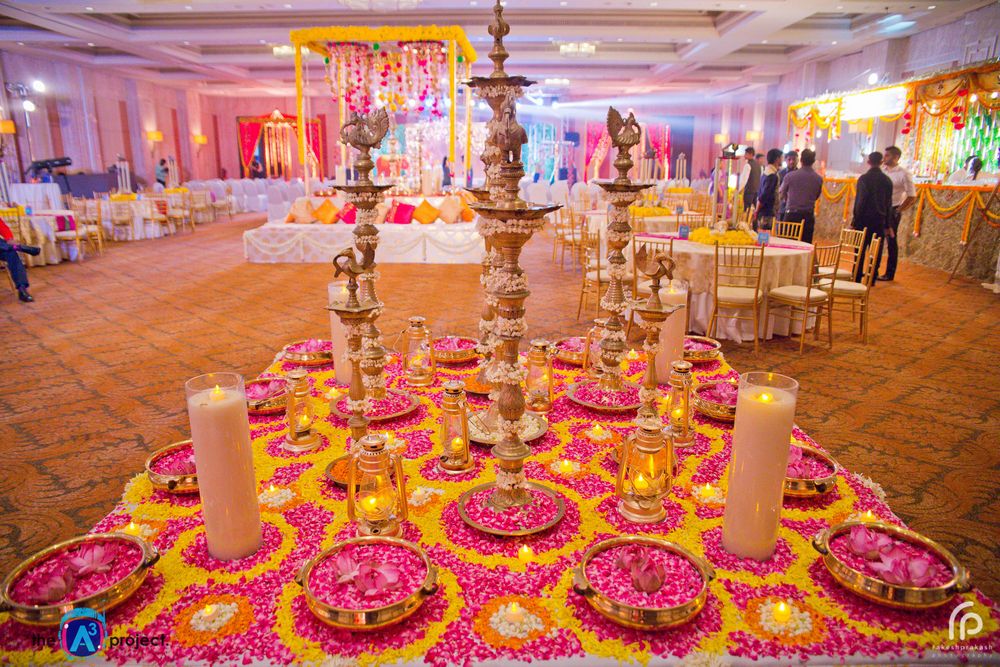 Photo of Entrance decor ideas with flower petals and lamps