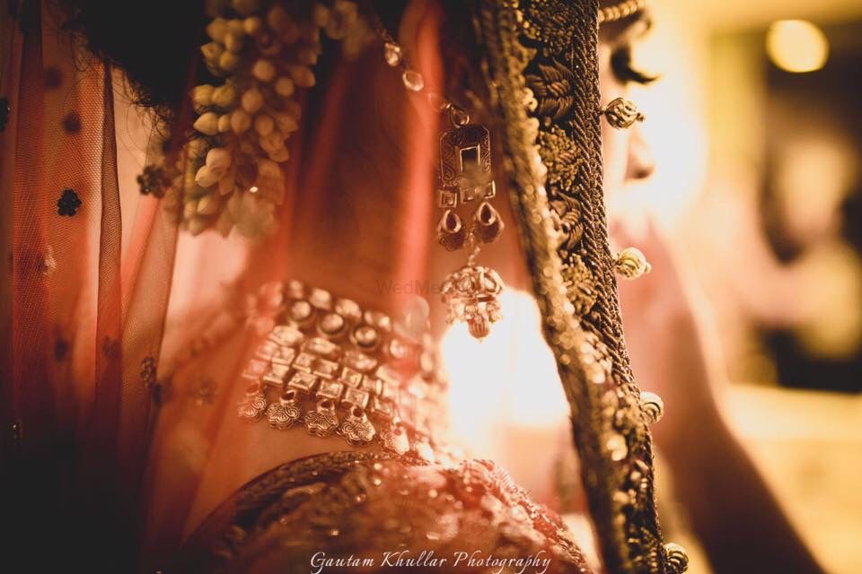 Photo of bride in veil shot
