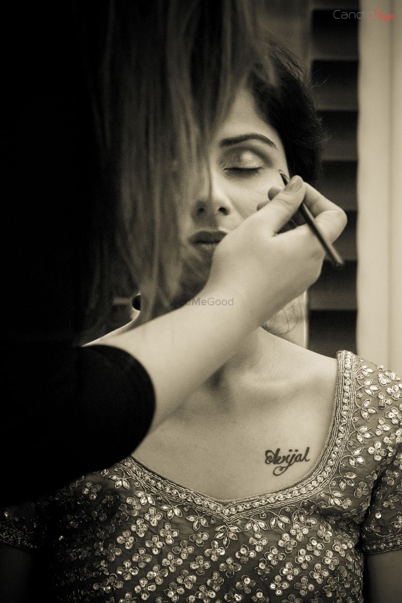 Photo of Bride with wedding hashtag mehendi on her chest