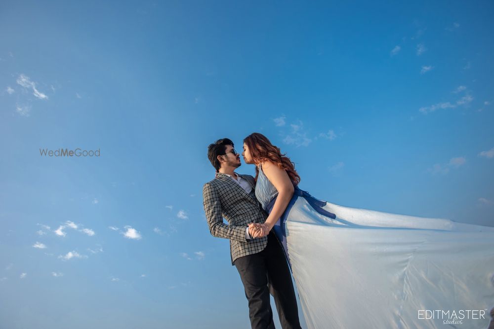 Photo From Ashu & Riya Pre wedding - By Editmaster Studios