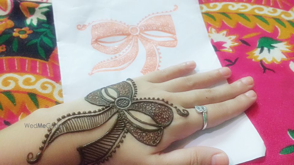 Photo of Bow shaped mehendi on back of the hand