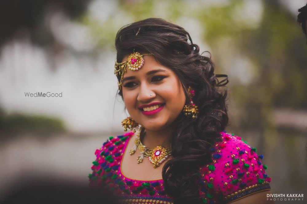 Photo of open one sided hairstyle for mehendi