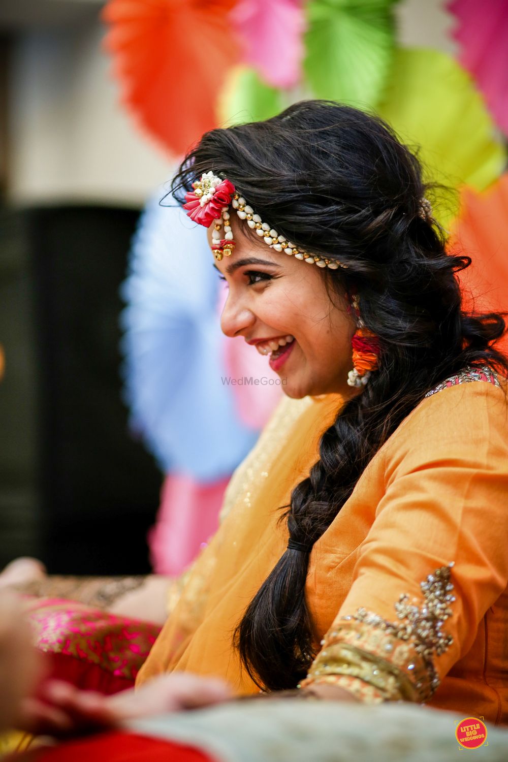 Photo of one sided braid hairstyle for mehendi