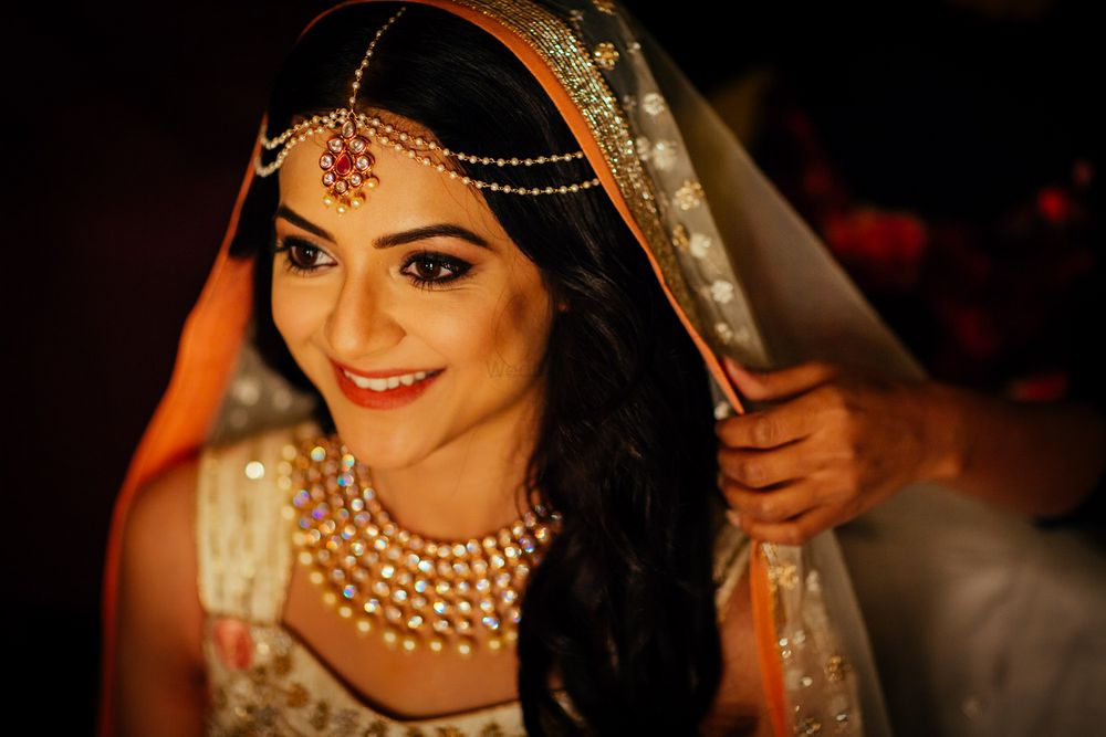 Photo of Bride in minimal jewellery and diamond necklace