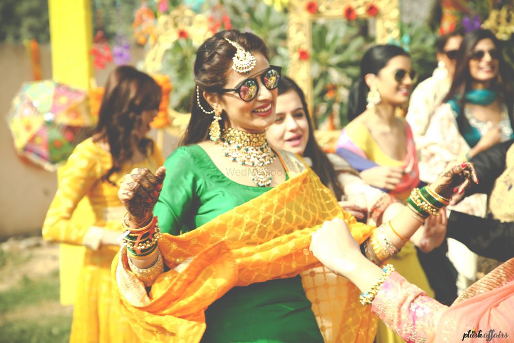 Photo of Mehendi bridal look with bride in reflectors