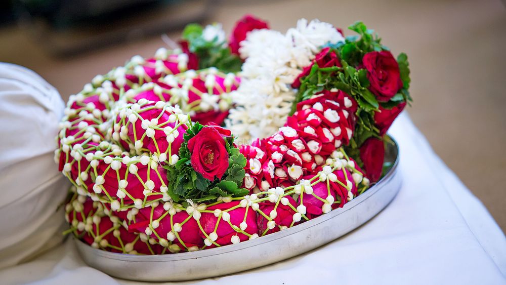 Photo of Unique net jaimala with roses and mogra