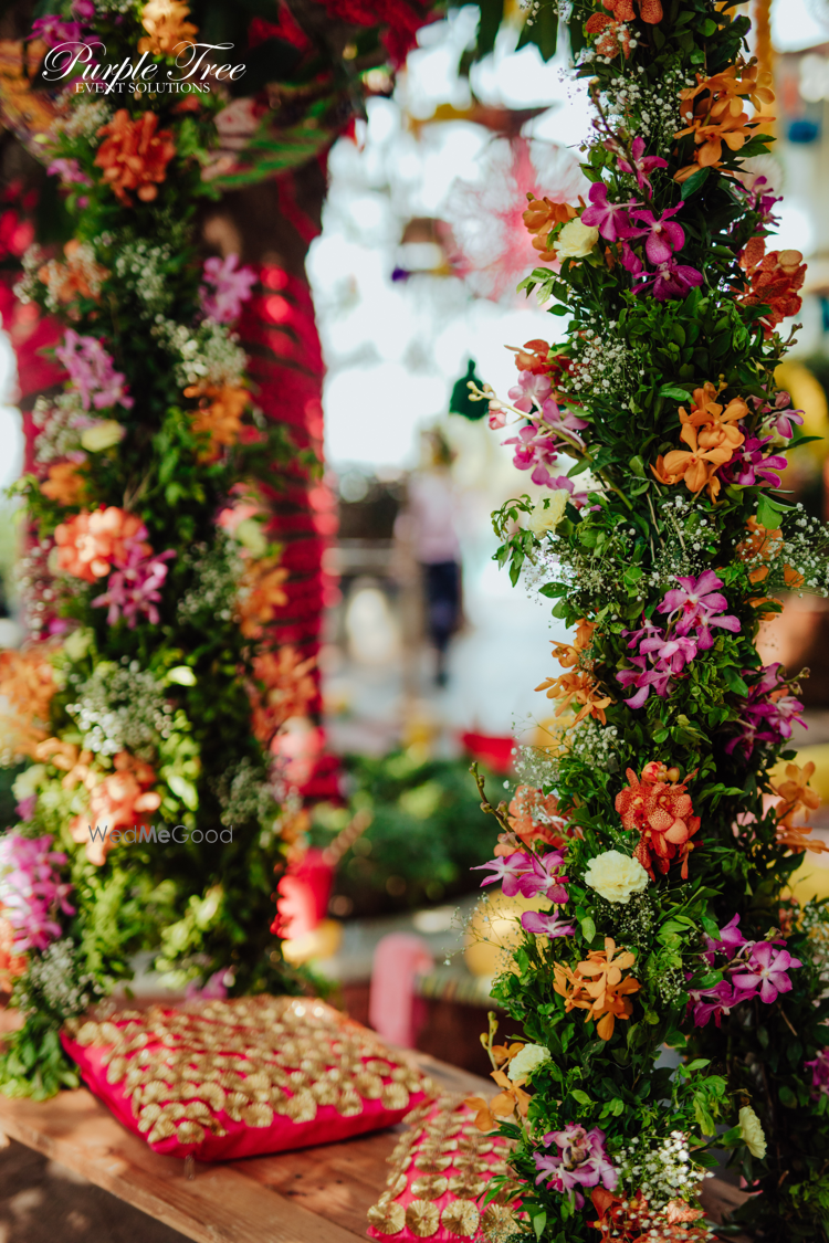 Photo of A floral jhoola seating for mehendi.