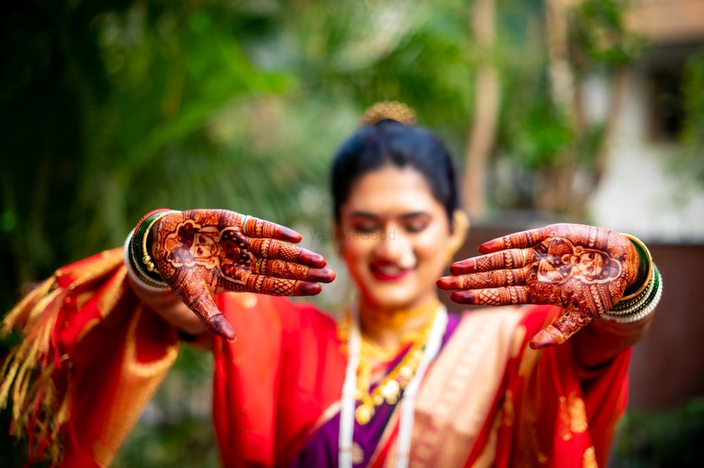 Photo of A marathi bride flaunting her mehendi.