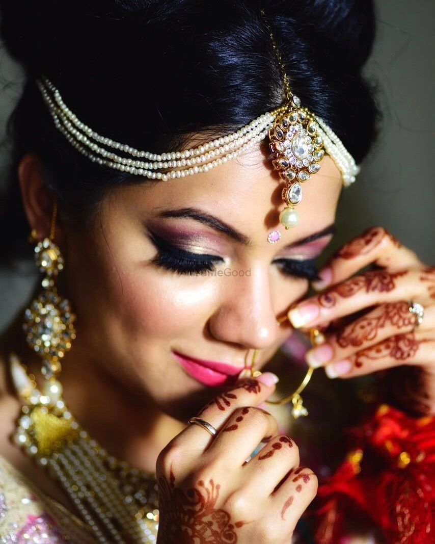 Photo of Bridal mathapatti with pearl strands