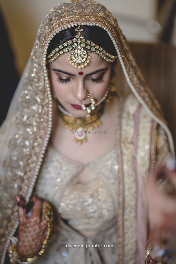 Photo of Kundan and pearl mathapatti for bride with 2 strands