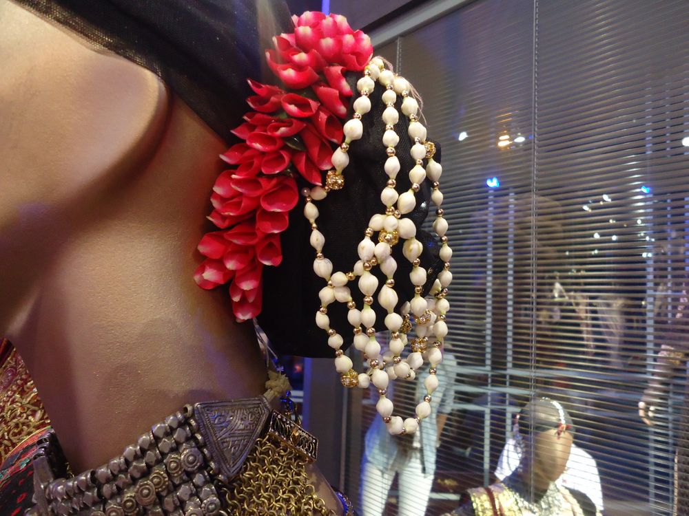Photo of flower jewellery mehendi