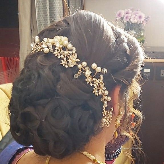 Photo From Floral bun Hairstyle - By Glitz by Vaibhavi