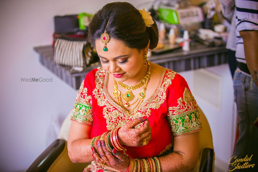 Photo From Soft cut crease makeup for a Day Wedding_Gujrati Bride Veena - By Nivritti Chandra