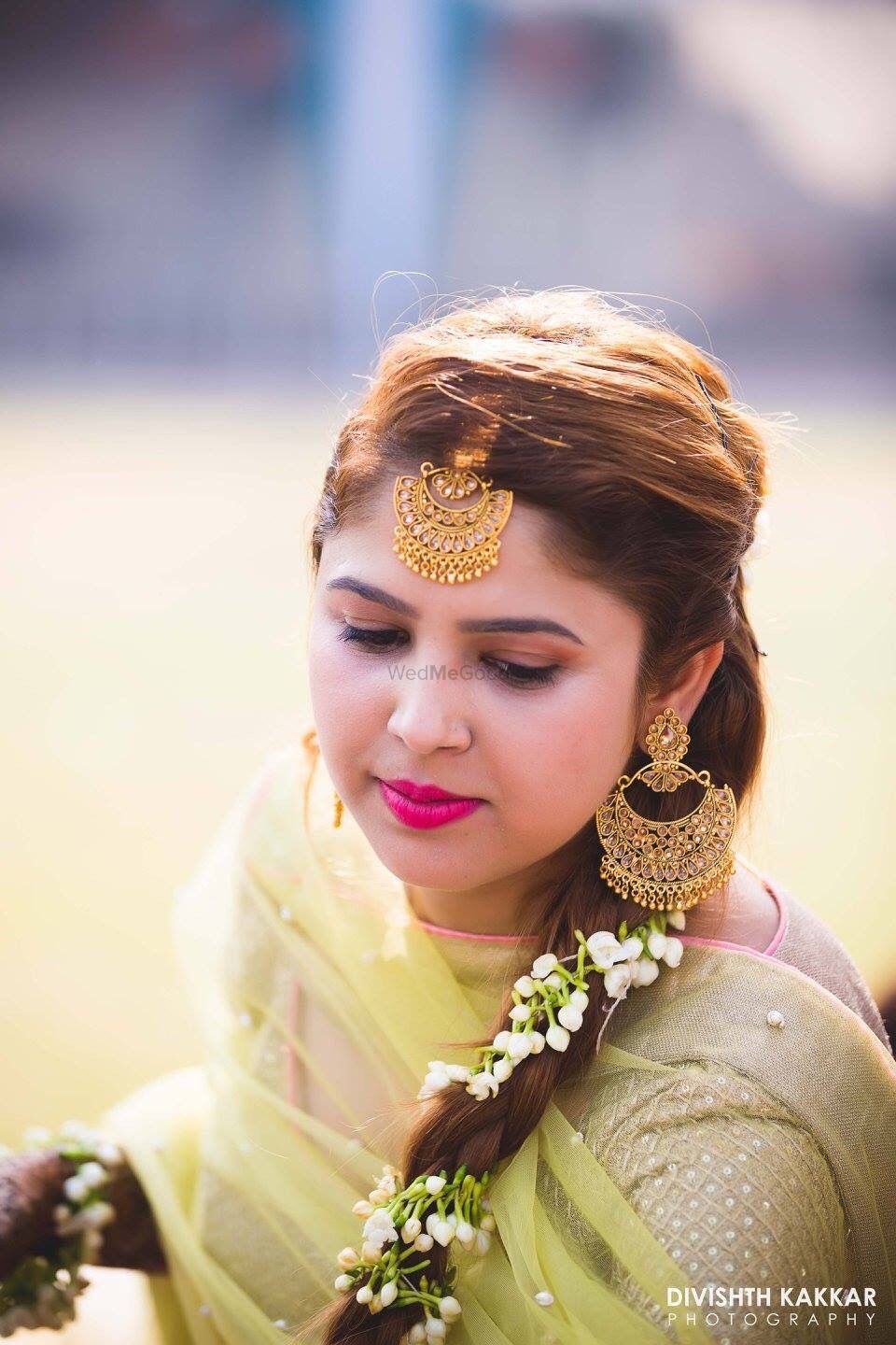 Photo of Mehendi look with side braid and gajra