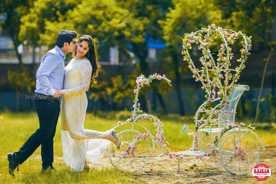 Photo of Pre wedding shoot with floral rikshaw