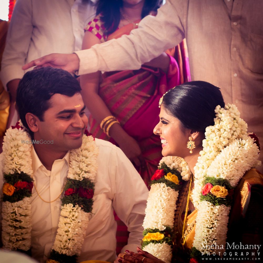 Photo of pretty varmaala for a cough indian couple