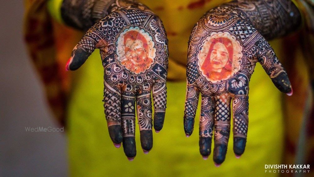 Photo of Unique portrait mehendi on brides hands