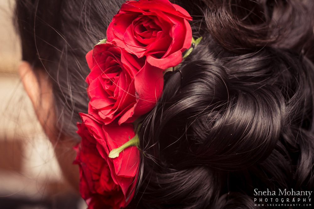 Photo of red roses in a bun