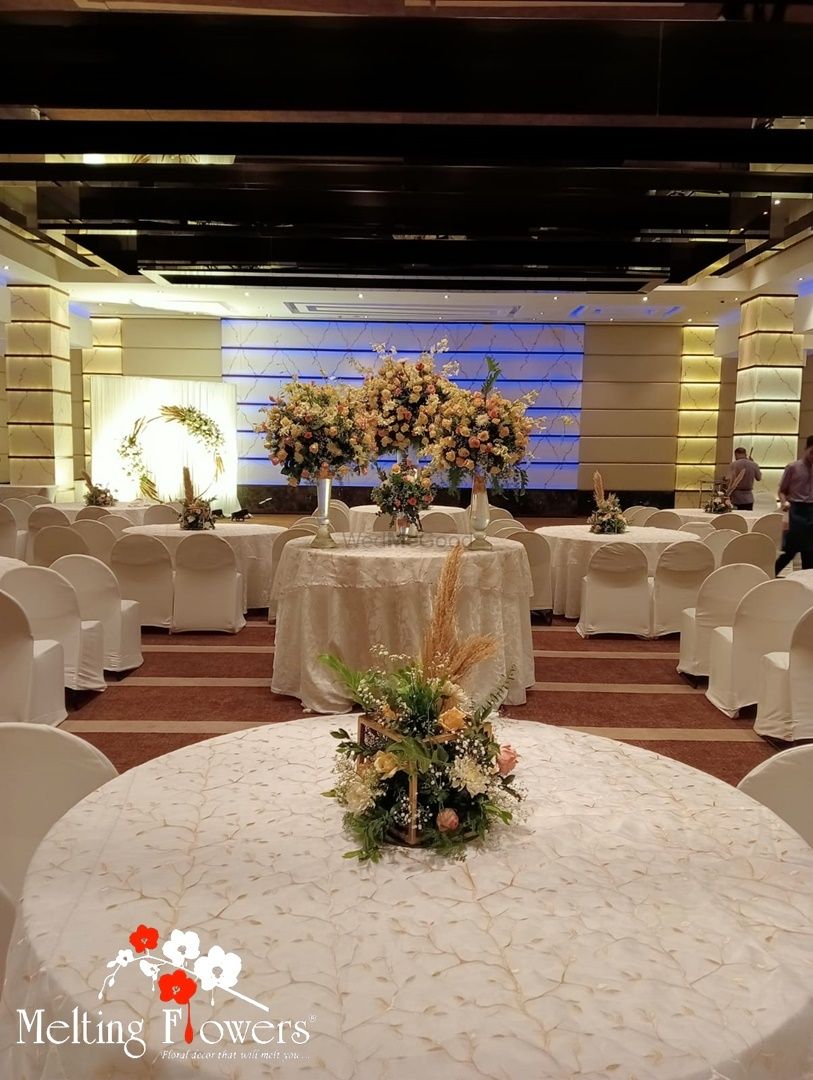 Photo From Contemporary Reception & Wedding Decot at Radission Blu - Atria - By Melting Flowers