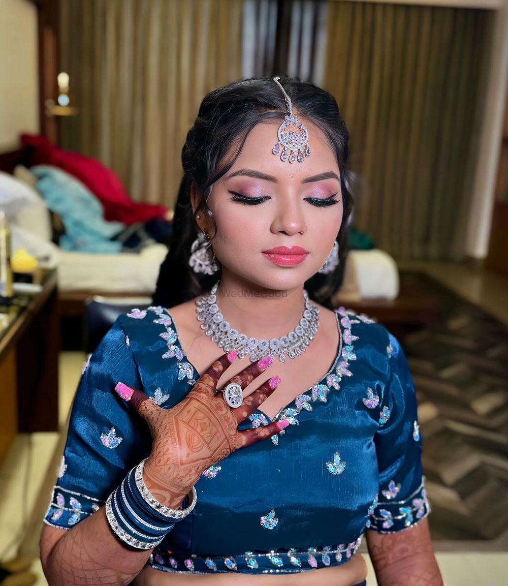 Photo From The Engagement/Sangeet makeover - By Krinjal Soni Makeup